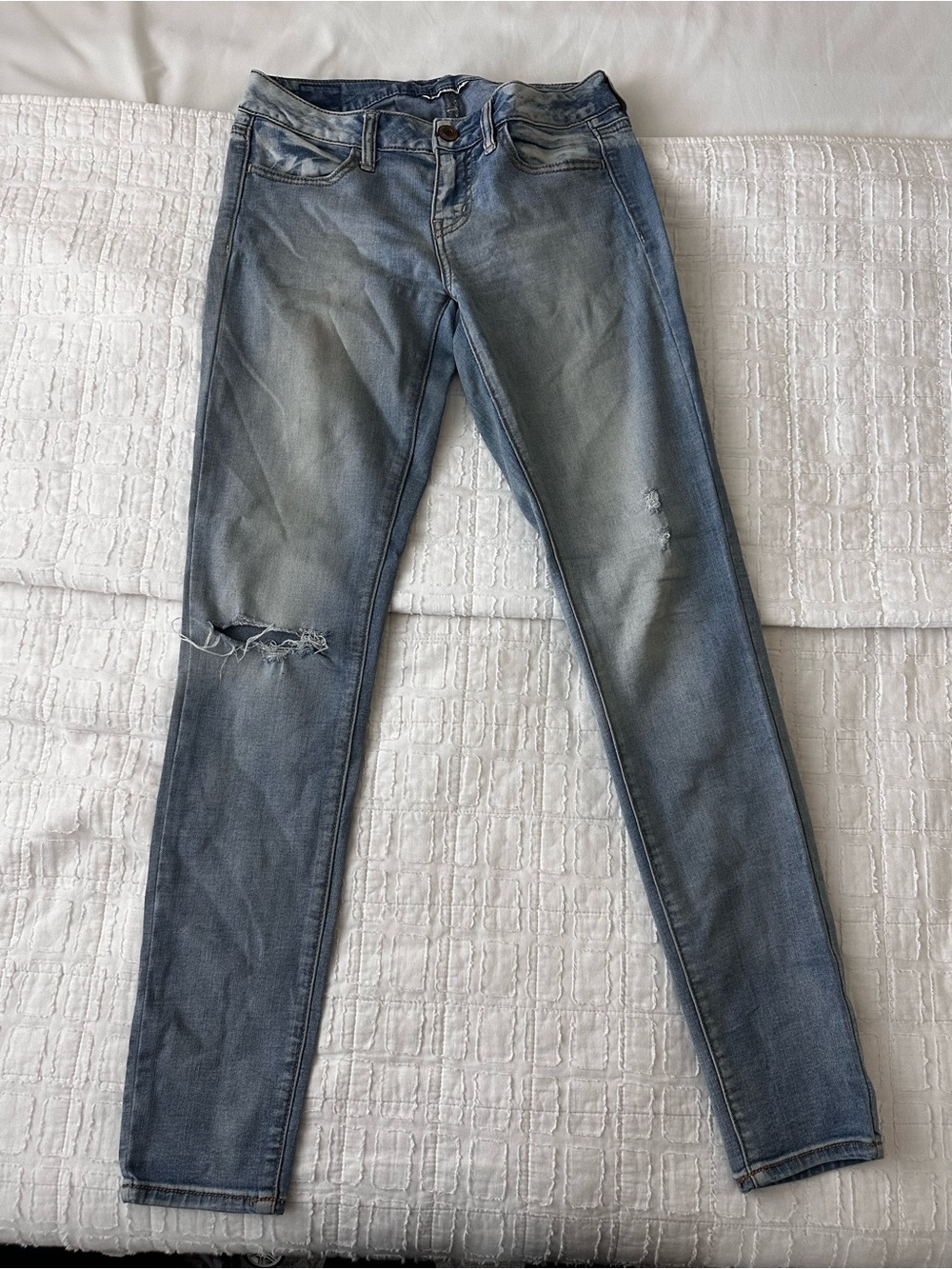 American Eagle Outfitters Light Wash Skinny Jeans/Jeggings with Knee Distress